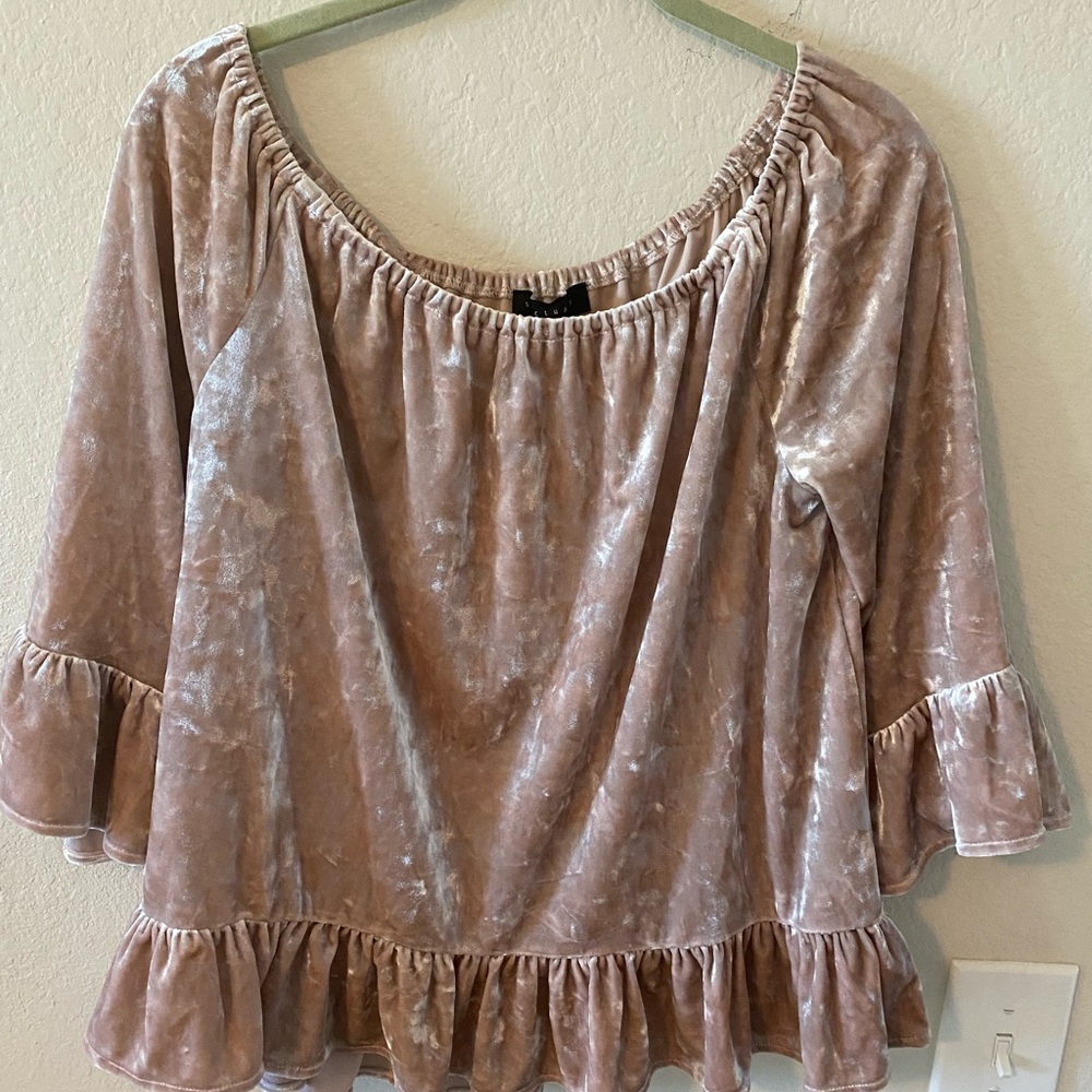 Sanctuary Womens Soft Flowy Top 3/4 length sleeves light pink in color size M